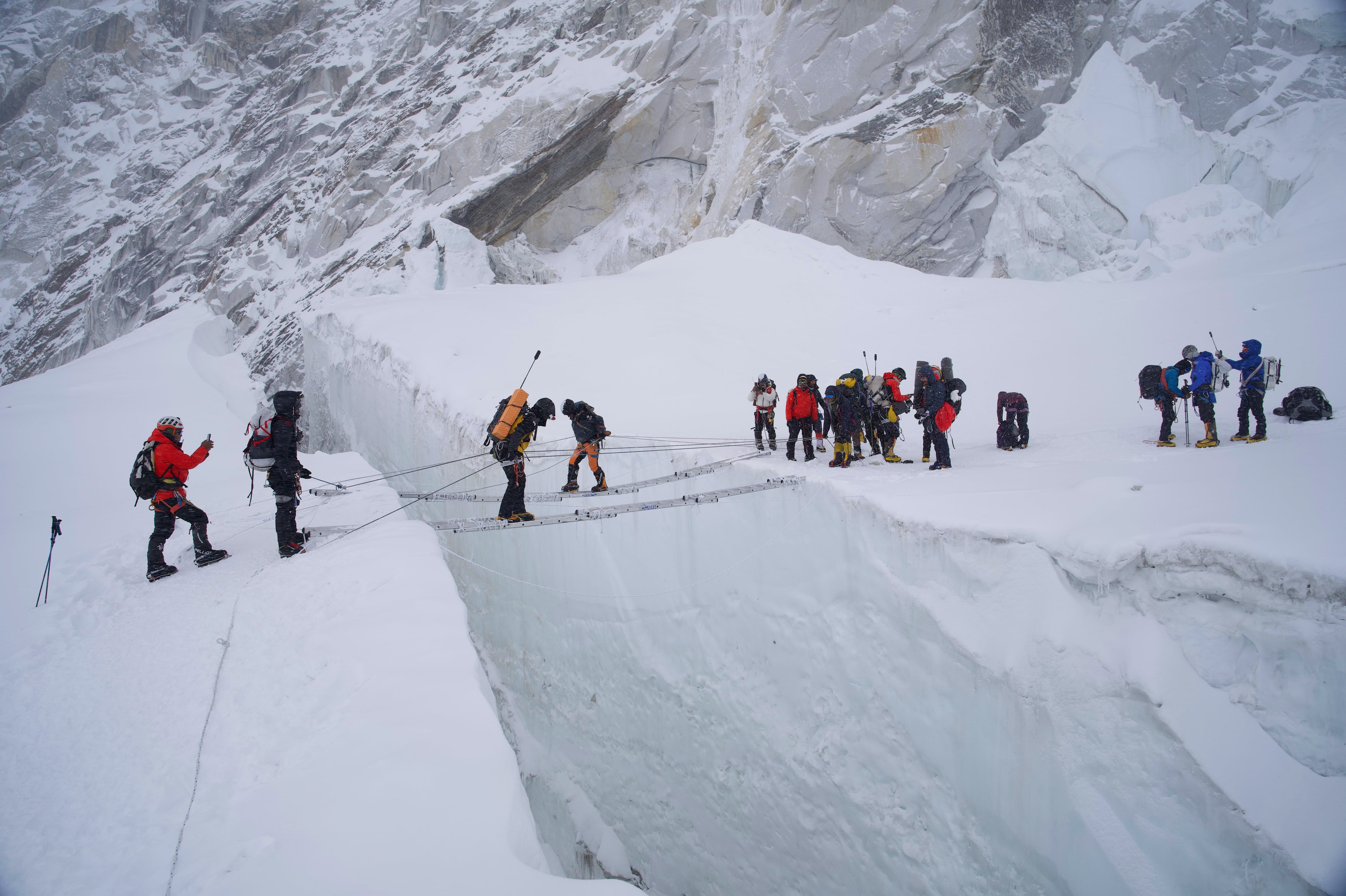 Nepal anuncia 274 cimas en el Everest en un solo día, record absoluto de ascensos por la vertiente sur de la montaña