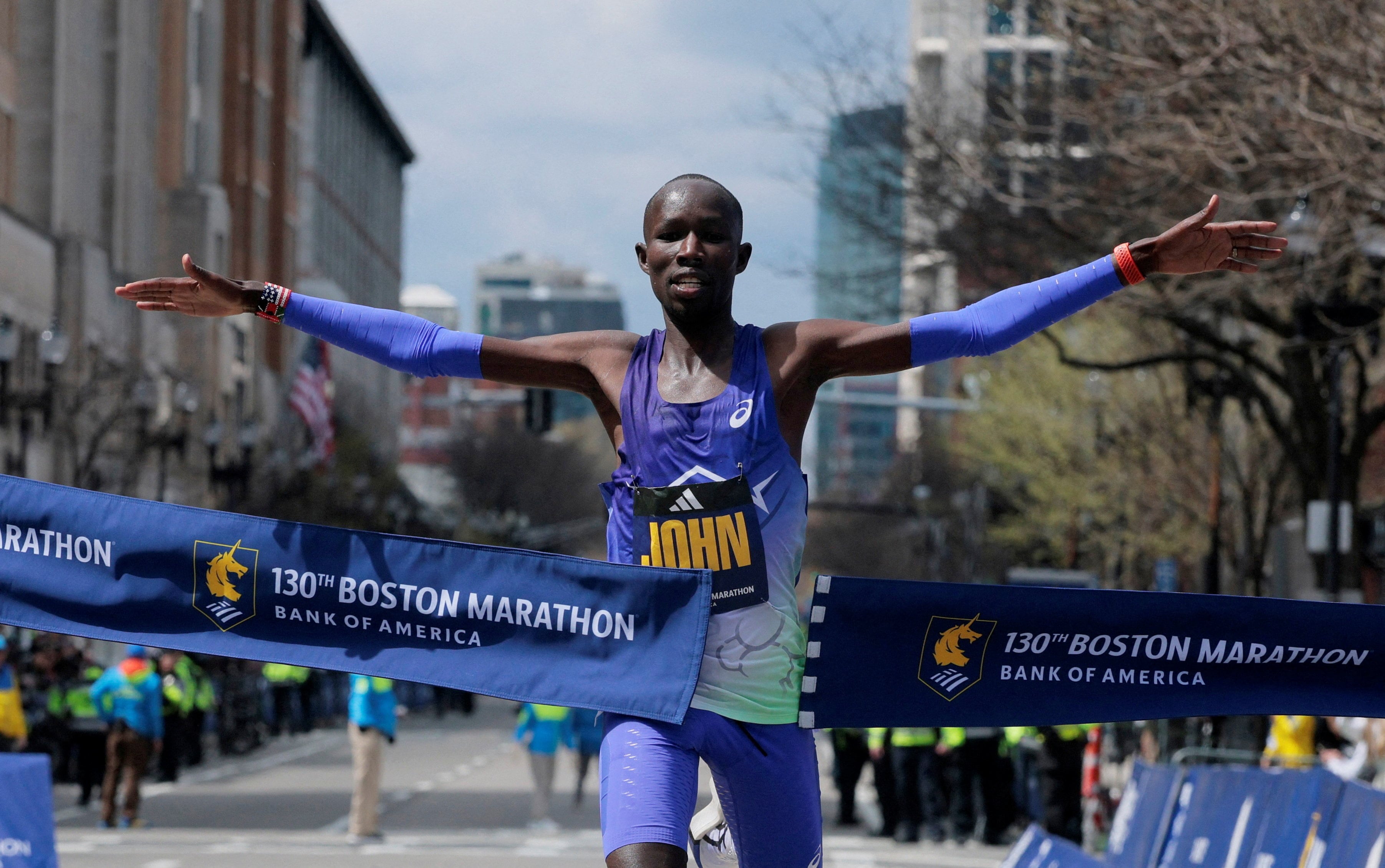 John Korir le regala un récord del circuito al Maratón de Boston, que cumple 130 ediciones