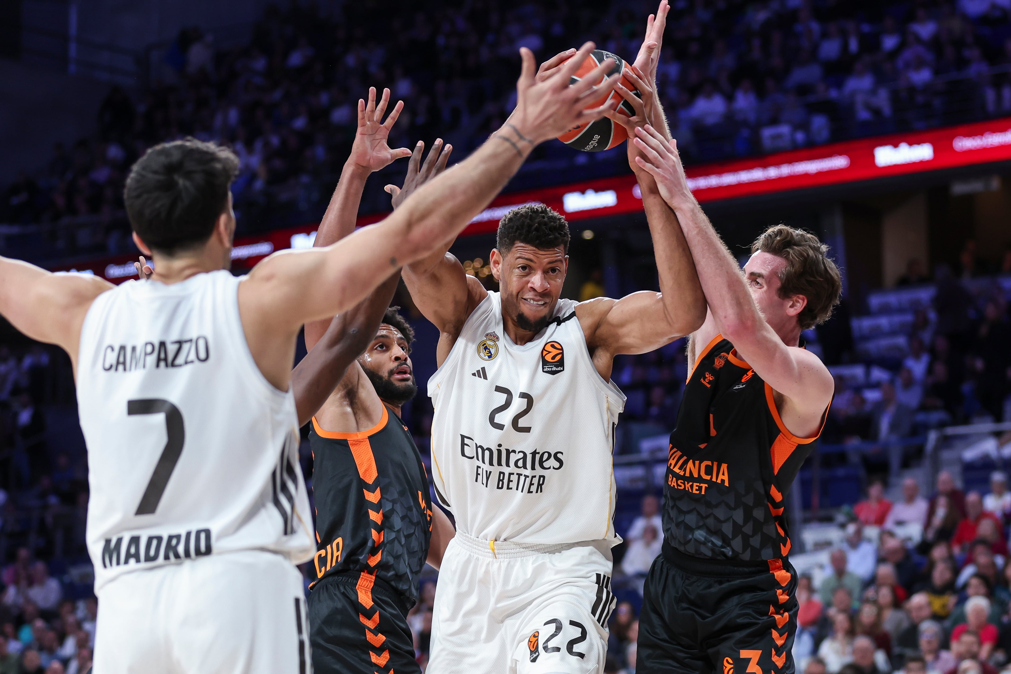 El Real Madrid impone ante el Valencia la ley del más fuerte