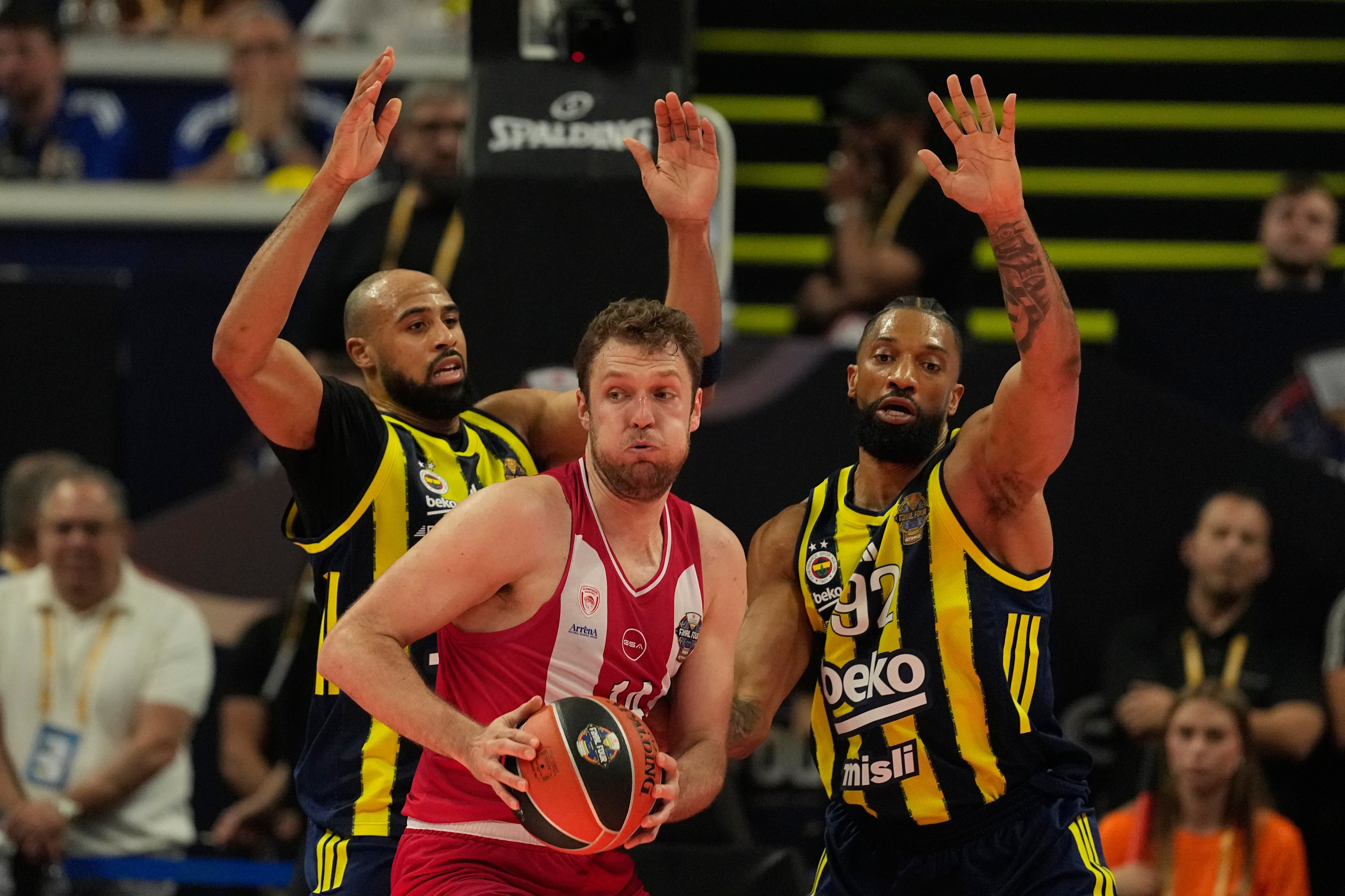El Olympiacos convierte el OAKA en El Pireo y barre al campeón Fenerbahçe para alcanzar la final de la Euroliga
