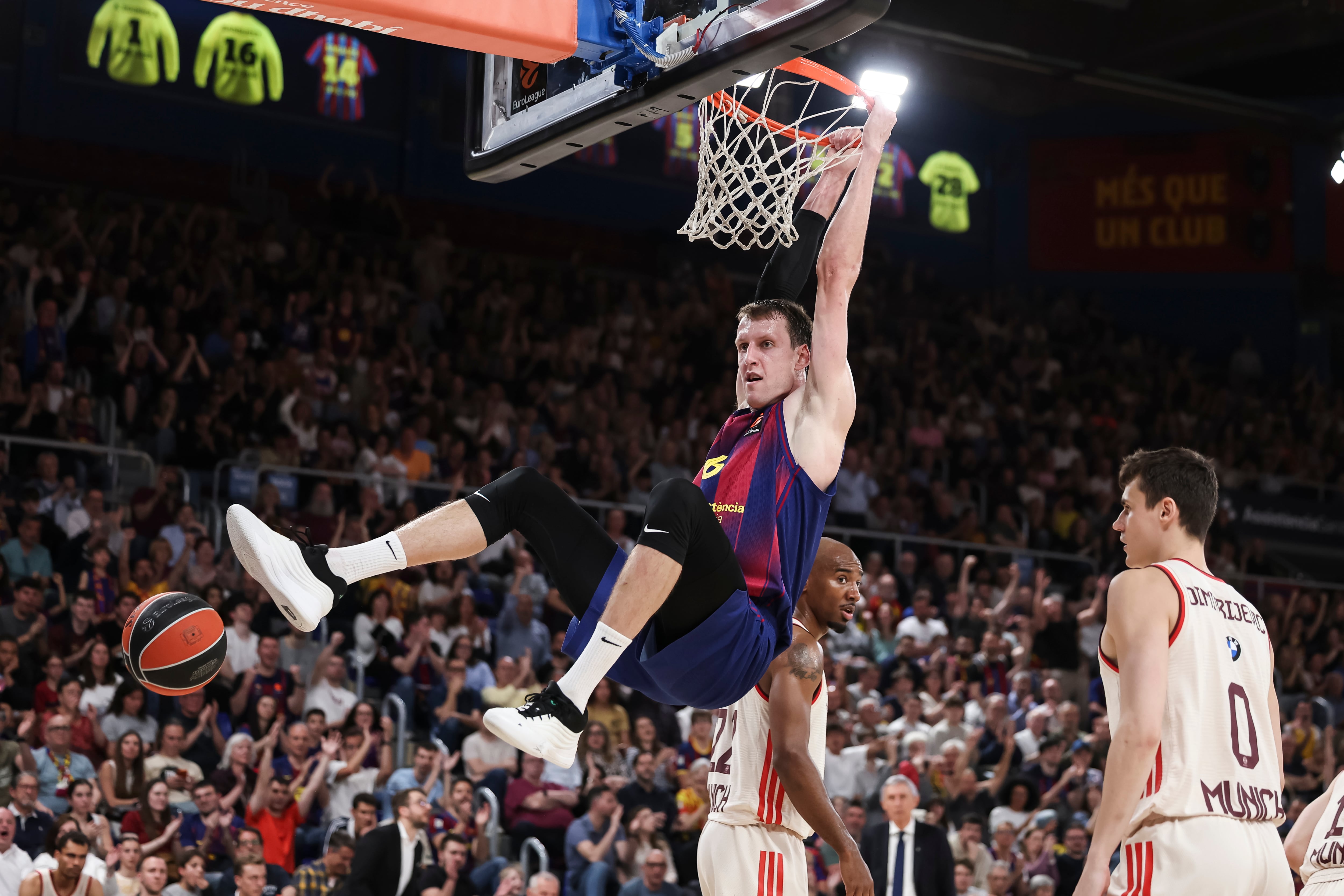 El Palau abraza a Pesic y el Barça se gana el derecho a soñar