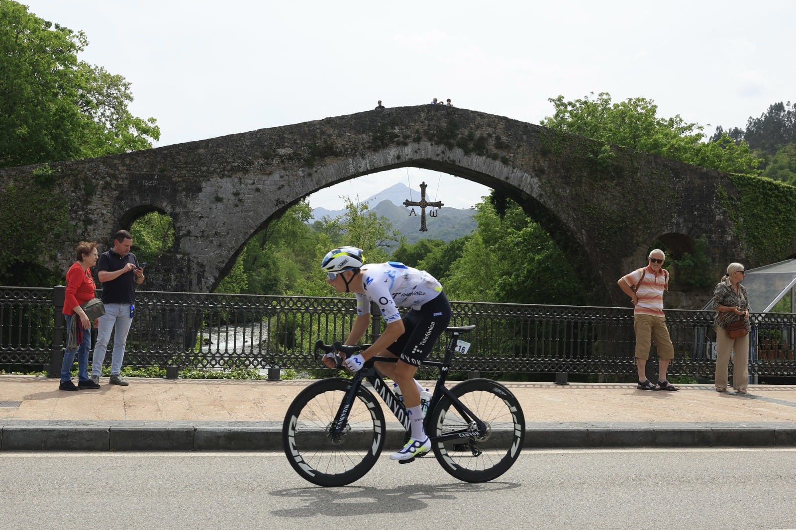 El nuevo ciclismo, cada vez más precoz, altera el paso del Movistar: así crecen (y se fichan) las estrellas del futuro
