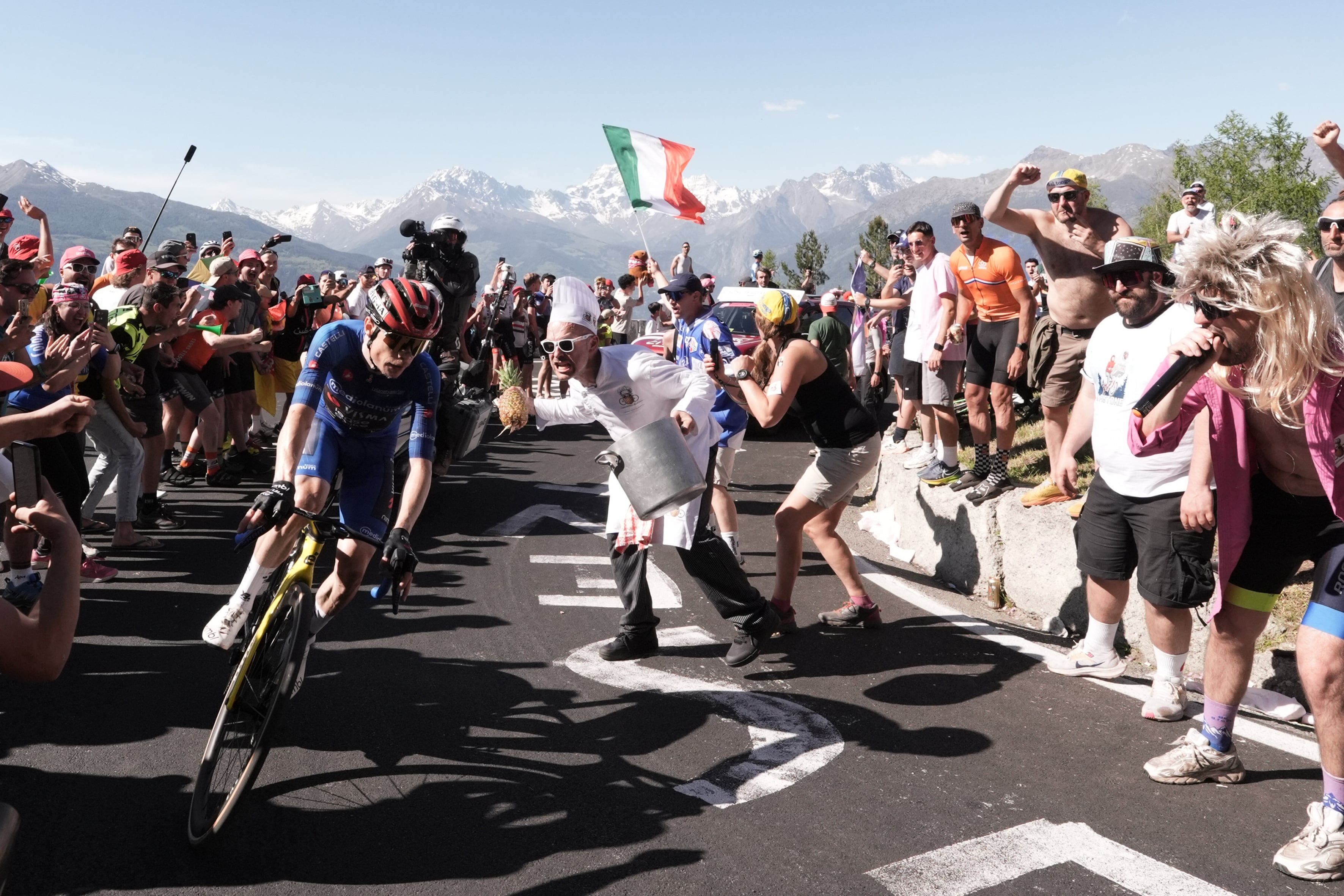 Jonas Vingegaard ya viste la maglia rosa del Giro de Italia