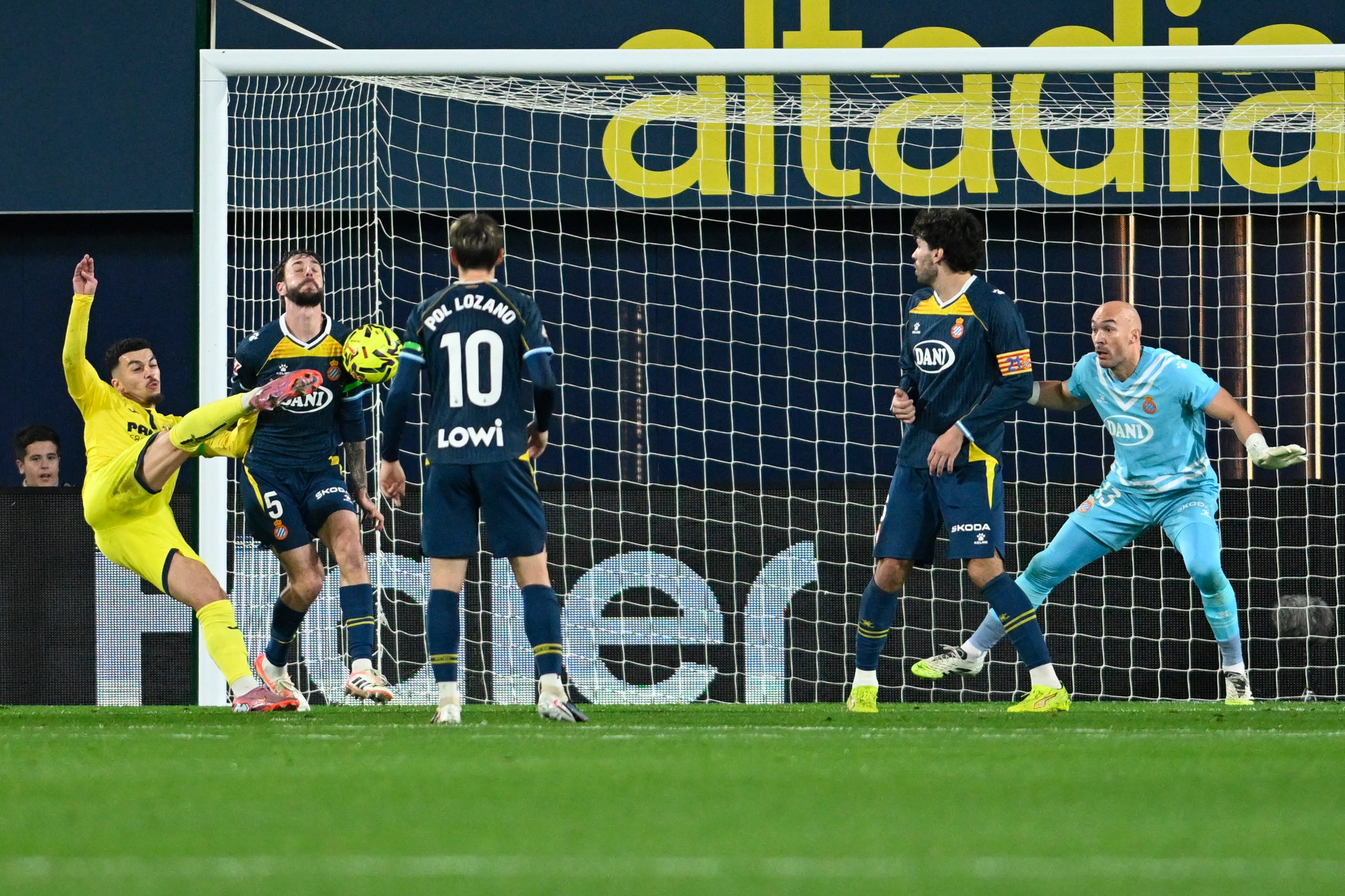 El Villarreal golea y castiga a un Espanyol que se vino abajo tras un inicio esperanzador