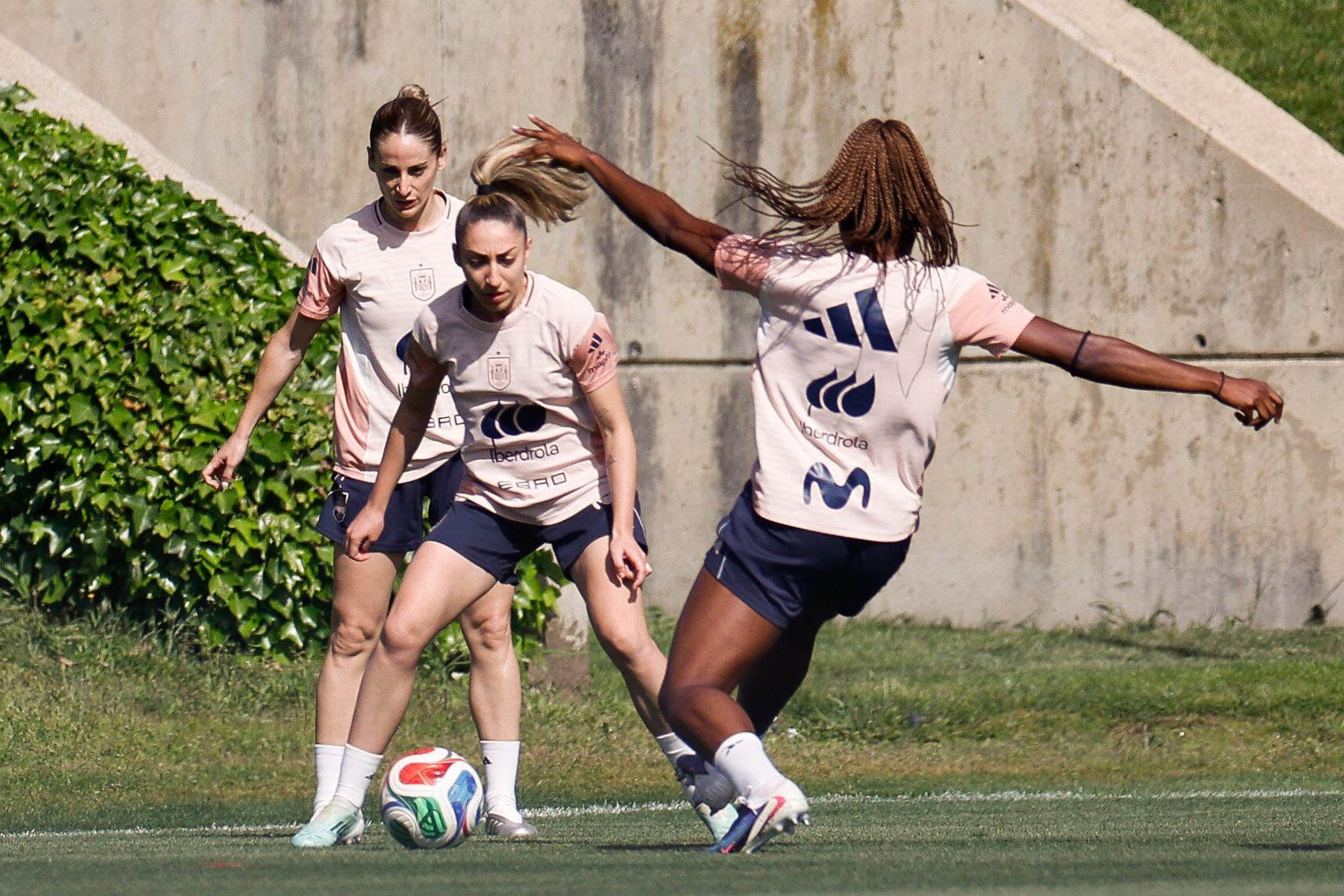 España busca una salida del atolladero en el que se metió al caer ante Inglaterra para lograr el billete directo al Mundial