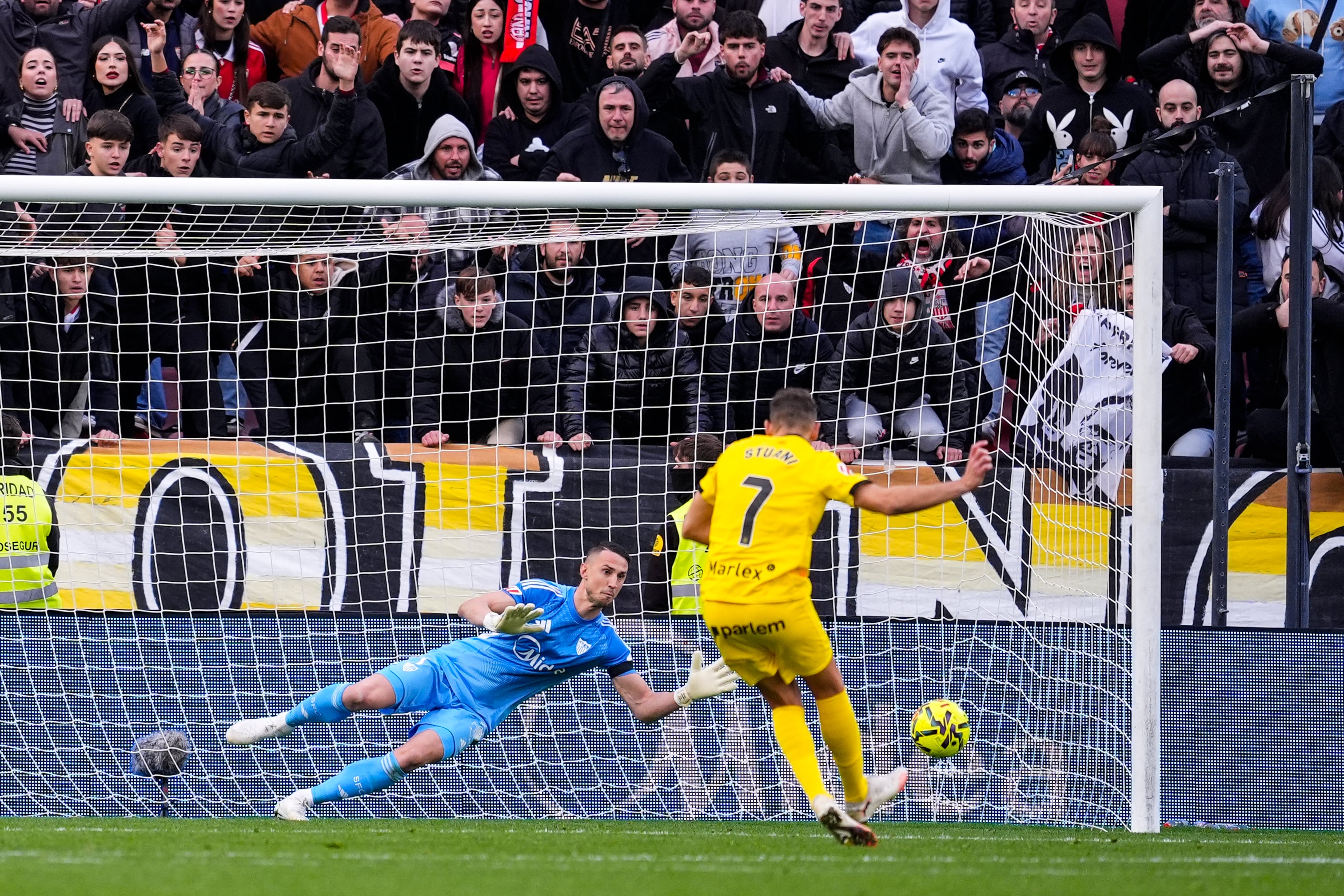 Odysseas salva al Sevilla al parar un penalti en el minuto 98 a Stuani
