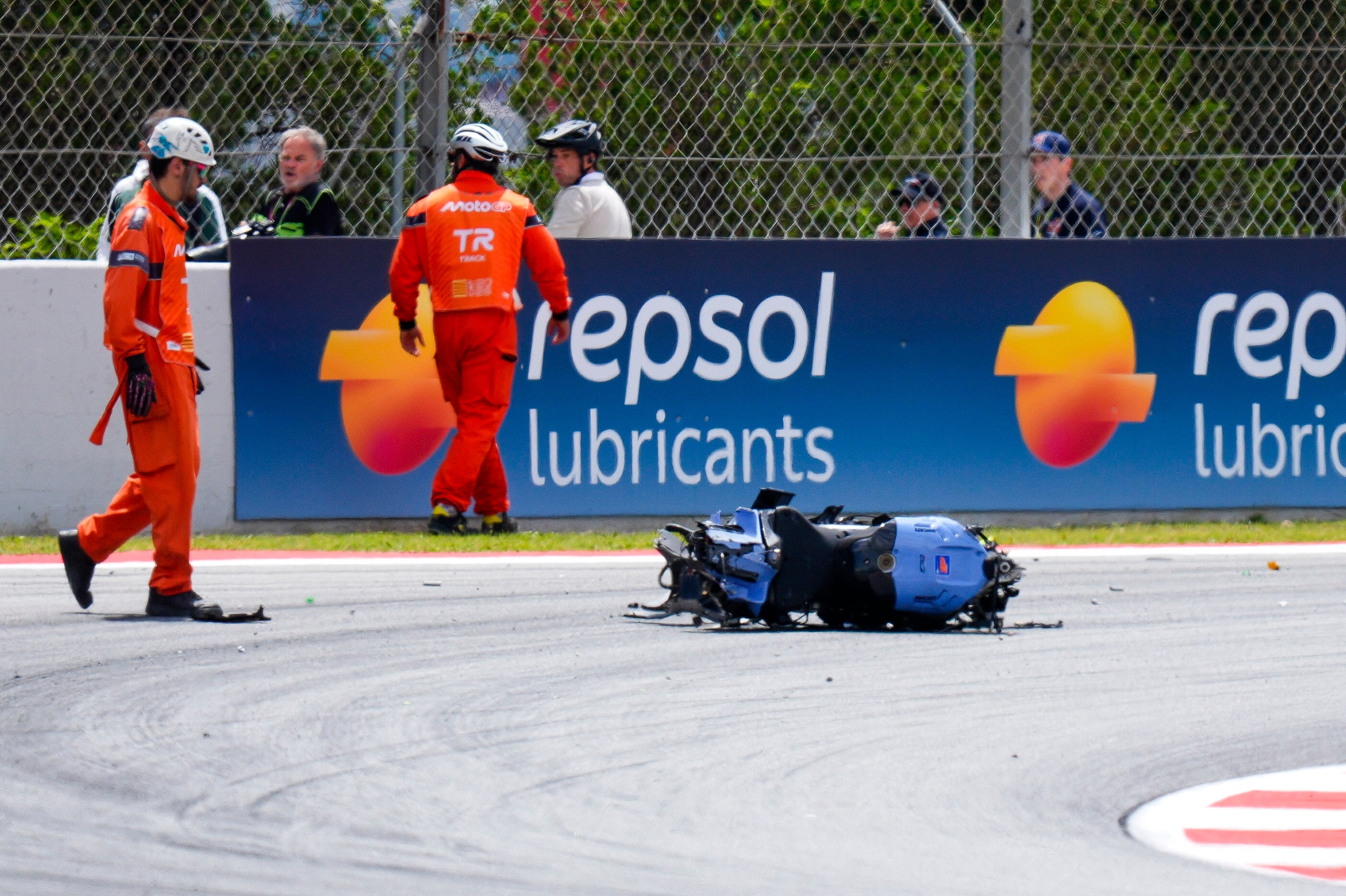 Alex Márquez tiene una fractura en una vértebra cervical y la clavícula rota tras su terrible accidente en Montmeló