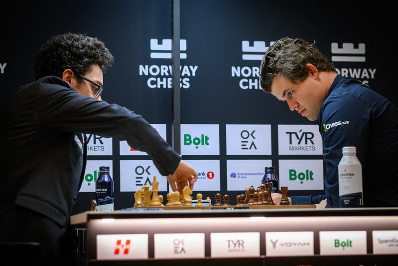 Carlsen doblega a Caruana en la ‘muerte súbita’ tras rozar la derrota en la partida lenta