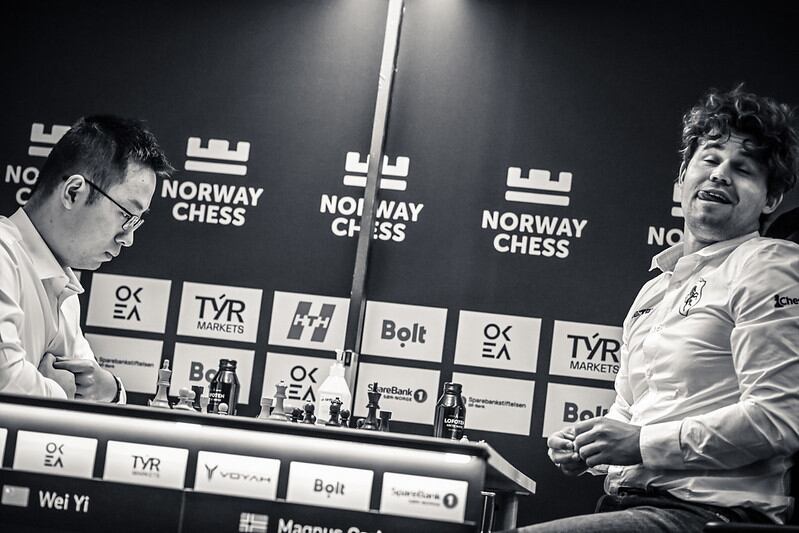 Carlsen comete otra pifia tremenda, y vuelve a perder la ‘muerte súbita’ ante Yi Wei