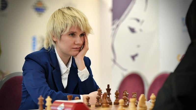 Las ajedrecistas rusas con bandera neutral dominan en Linares el Mundial Femenino