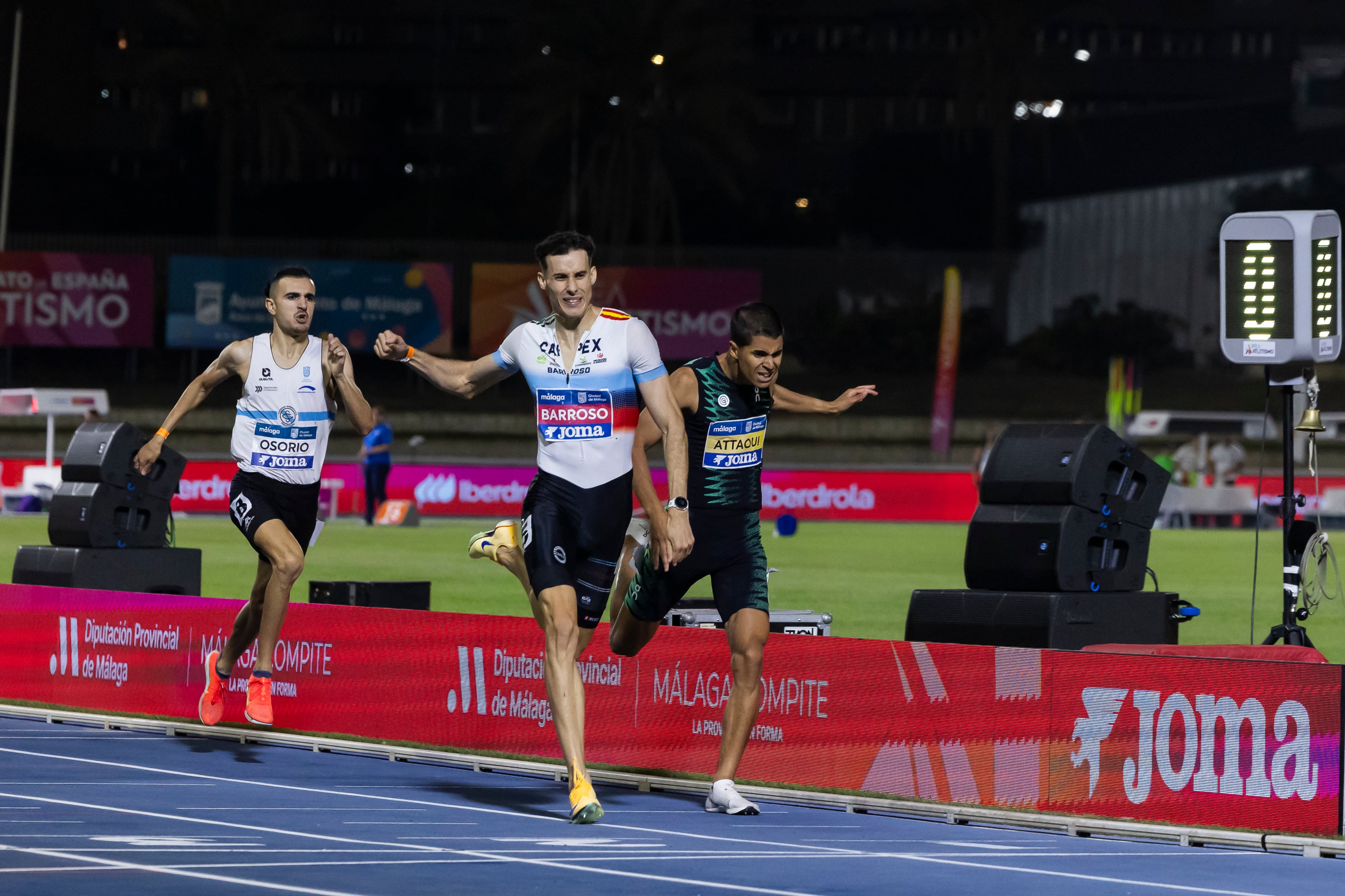 Attaoui choca contra un Barroso imperial en la final del Campeonato de España de 800m