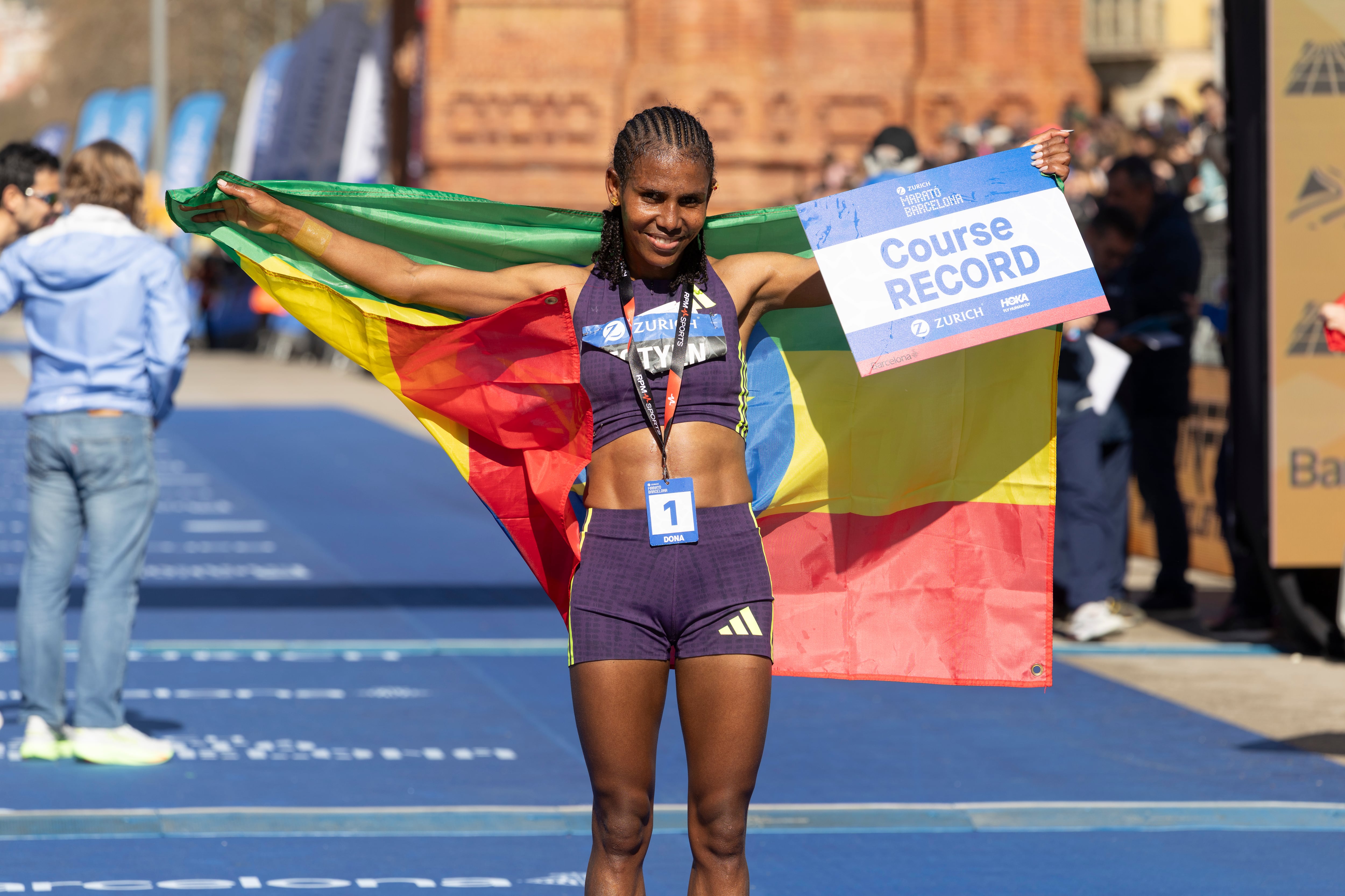 Fotyen Tesfay firma en Barcelona el mejor debut de la historia en maratón