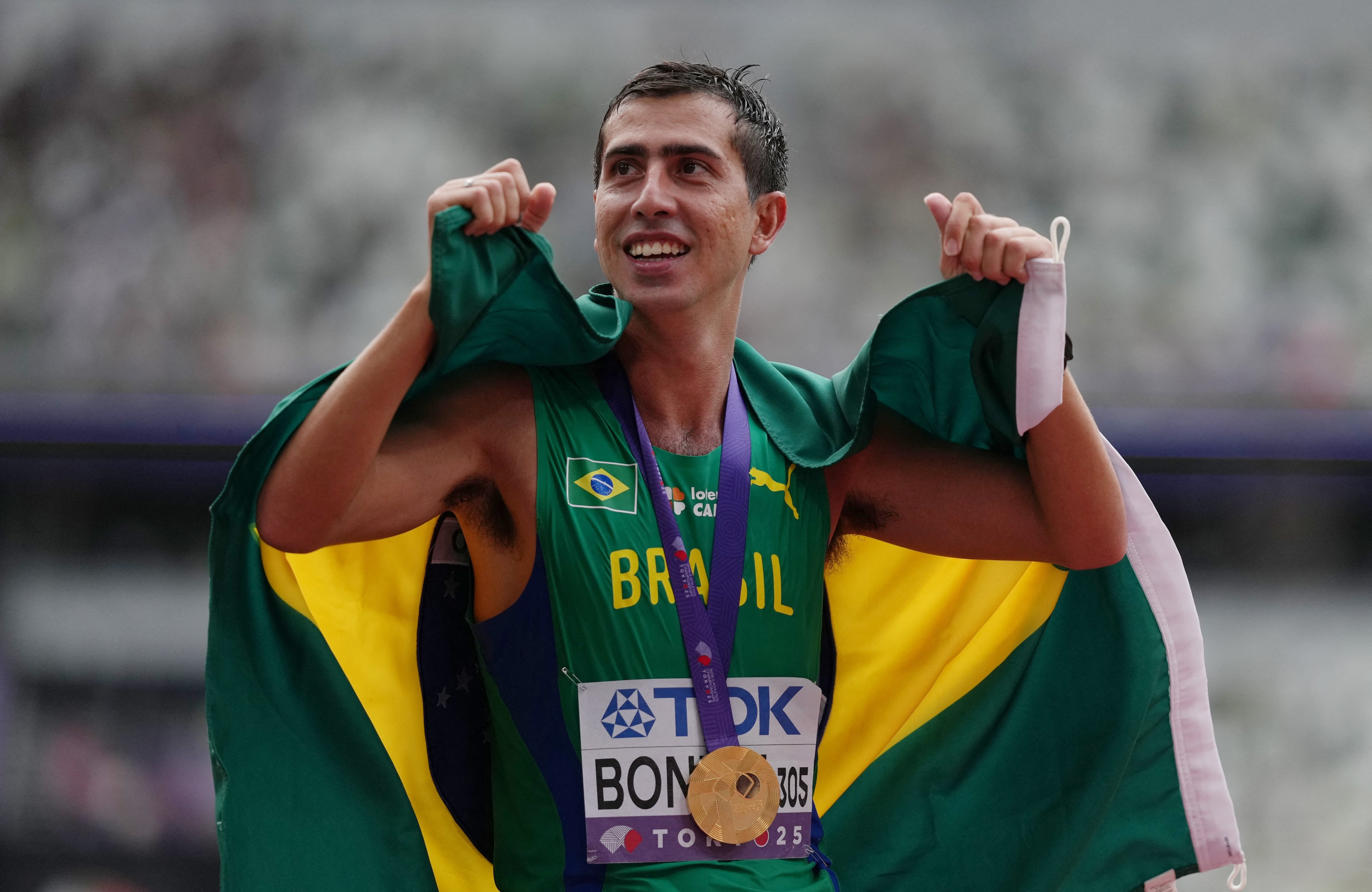 El campeón del mundo, Caio Bonfim, recupera el anillo de boda que perdió en la carrera de los 20 kilómetros marcha