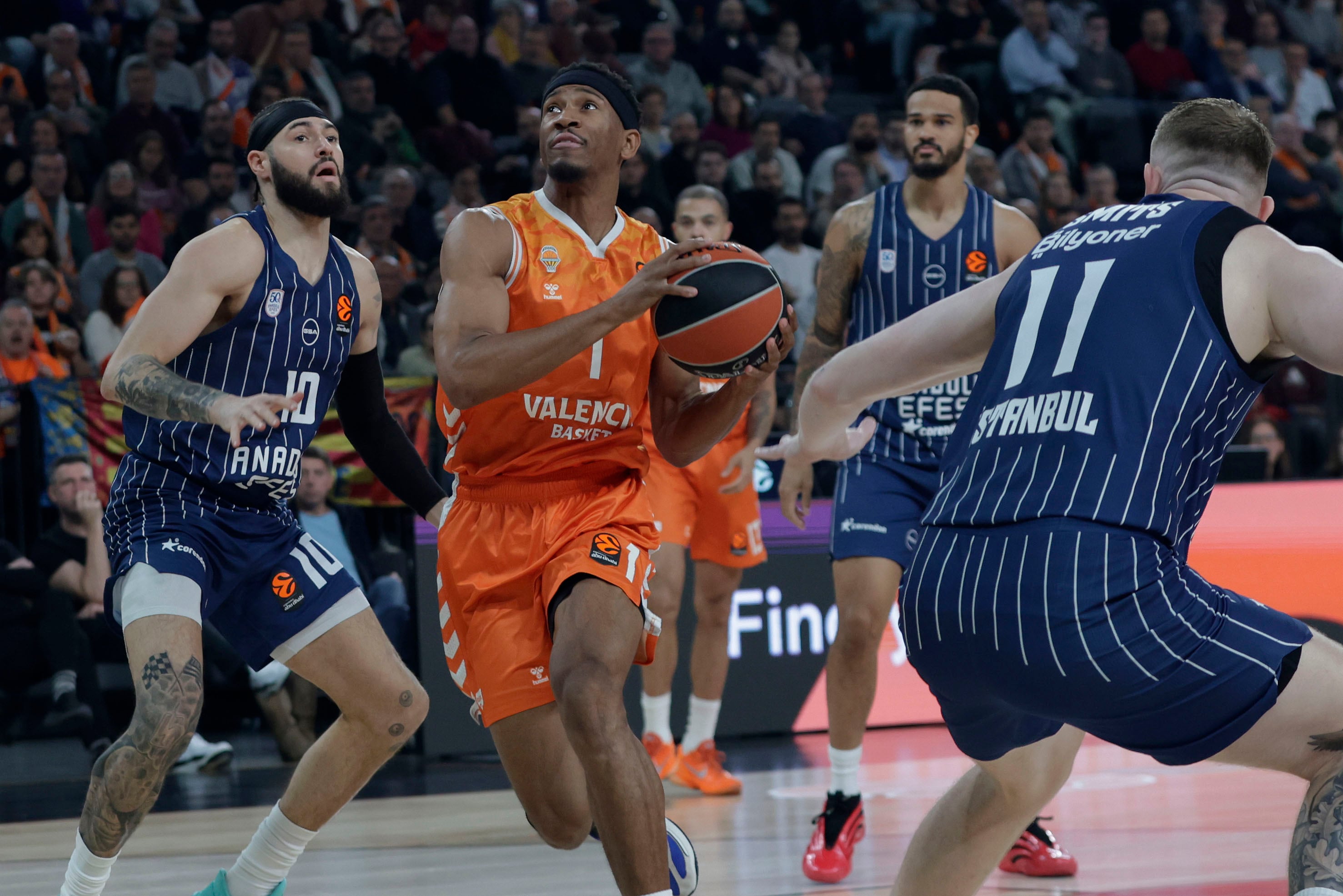 El Valencia asalta el liderato de la Euroliga y el Madrid vence al Baskonia