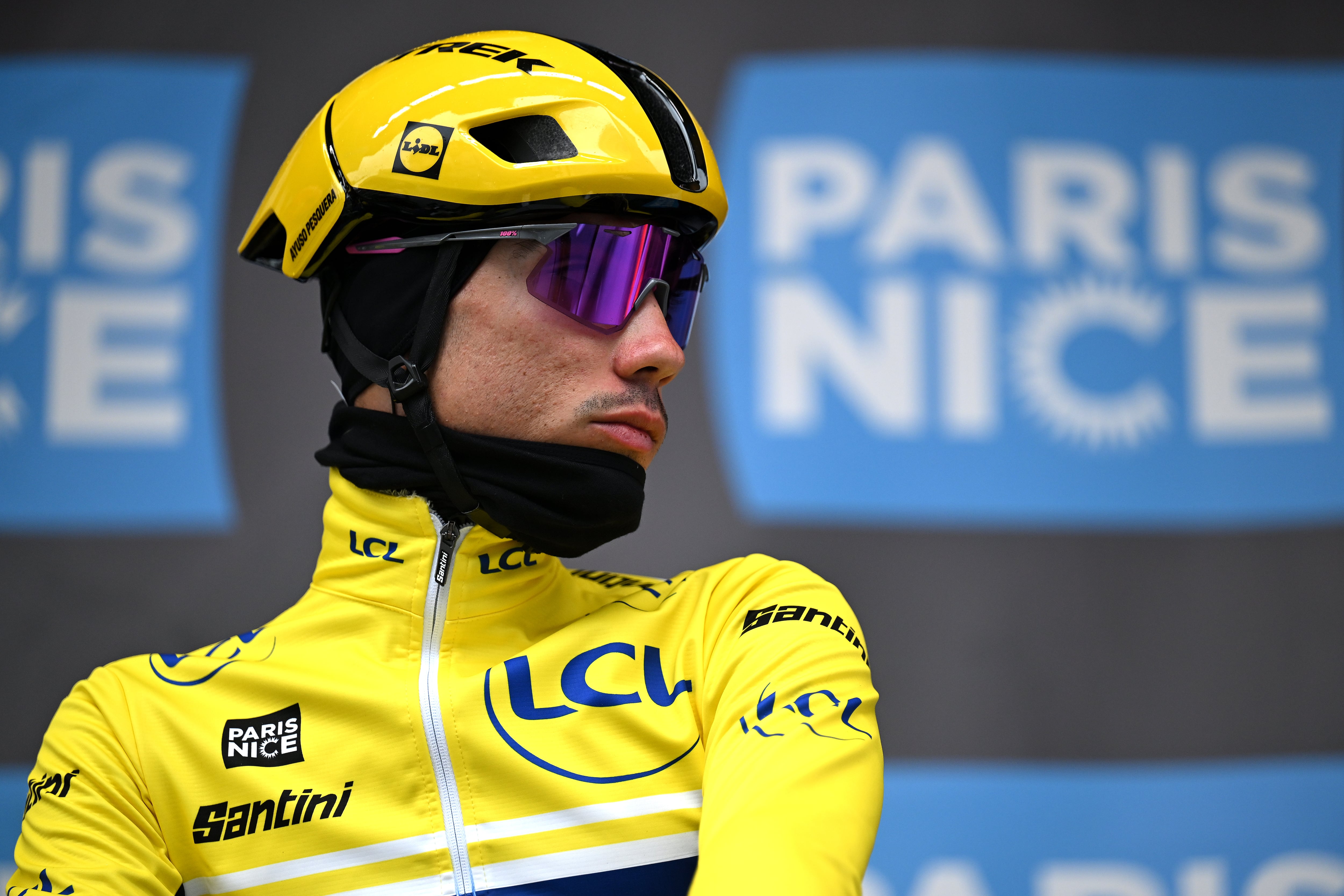 Juan Ayuso abandona la París-Niza cuando marchaba líder tras sufrir una dura caída