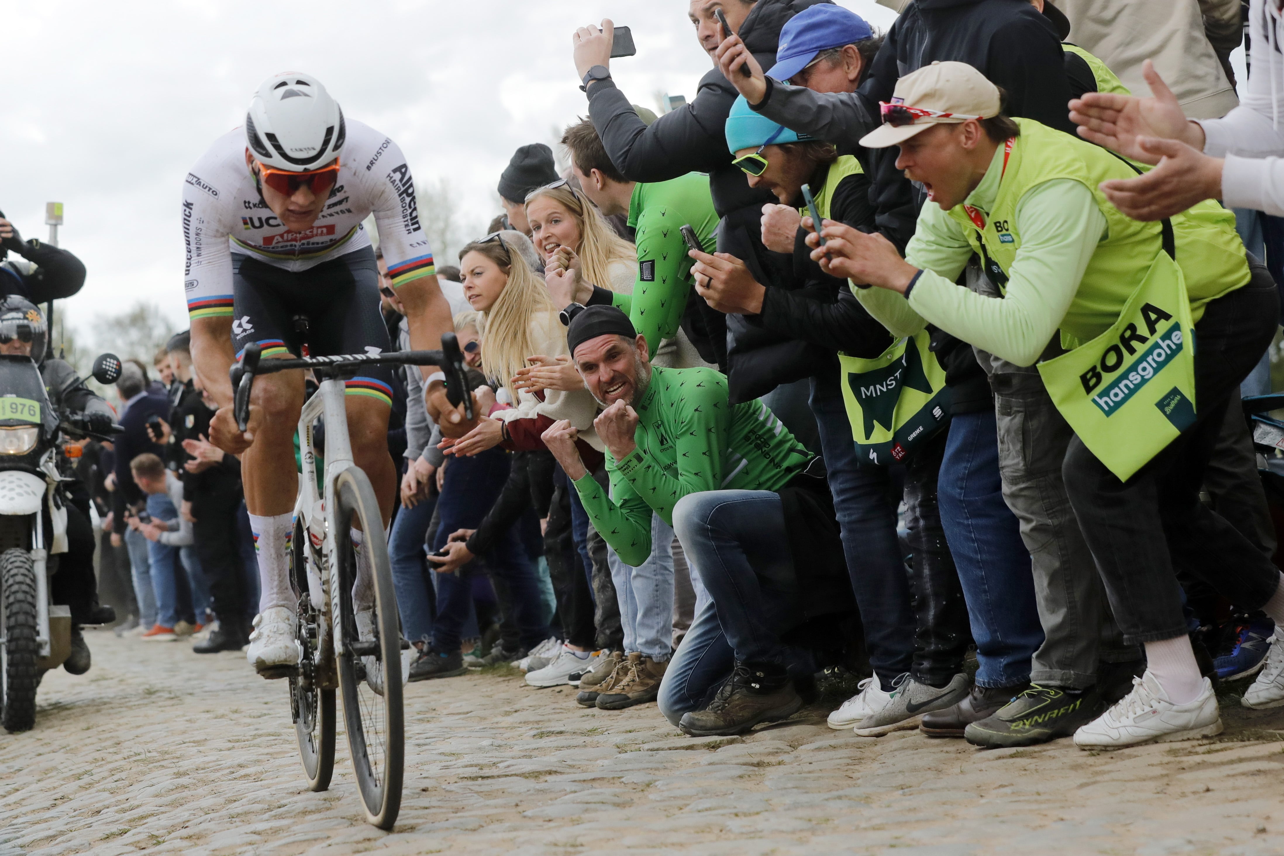 Tadej Pogacar - Mathieu van der Poel, locos por el infierno de Roubaix