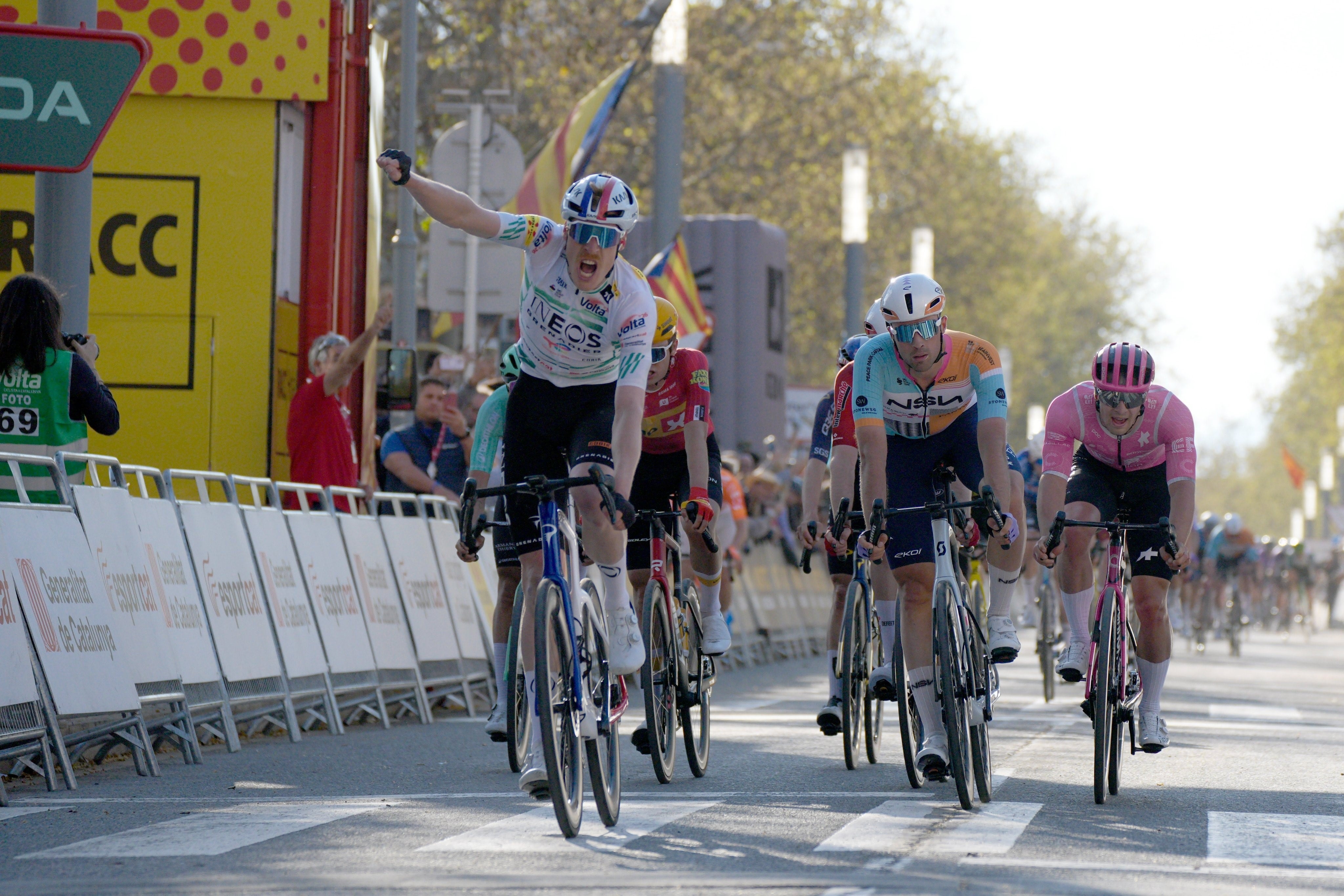 Godon se aprovecha del caos y de la caída de Evenepoel en la Volta