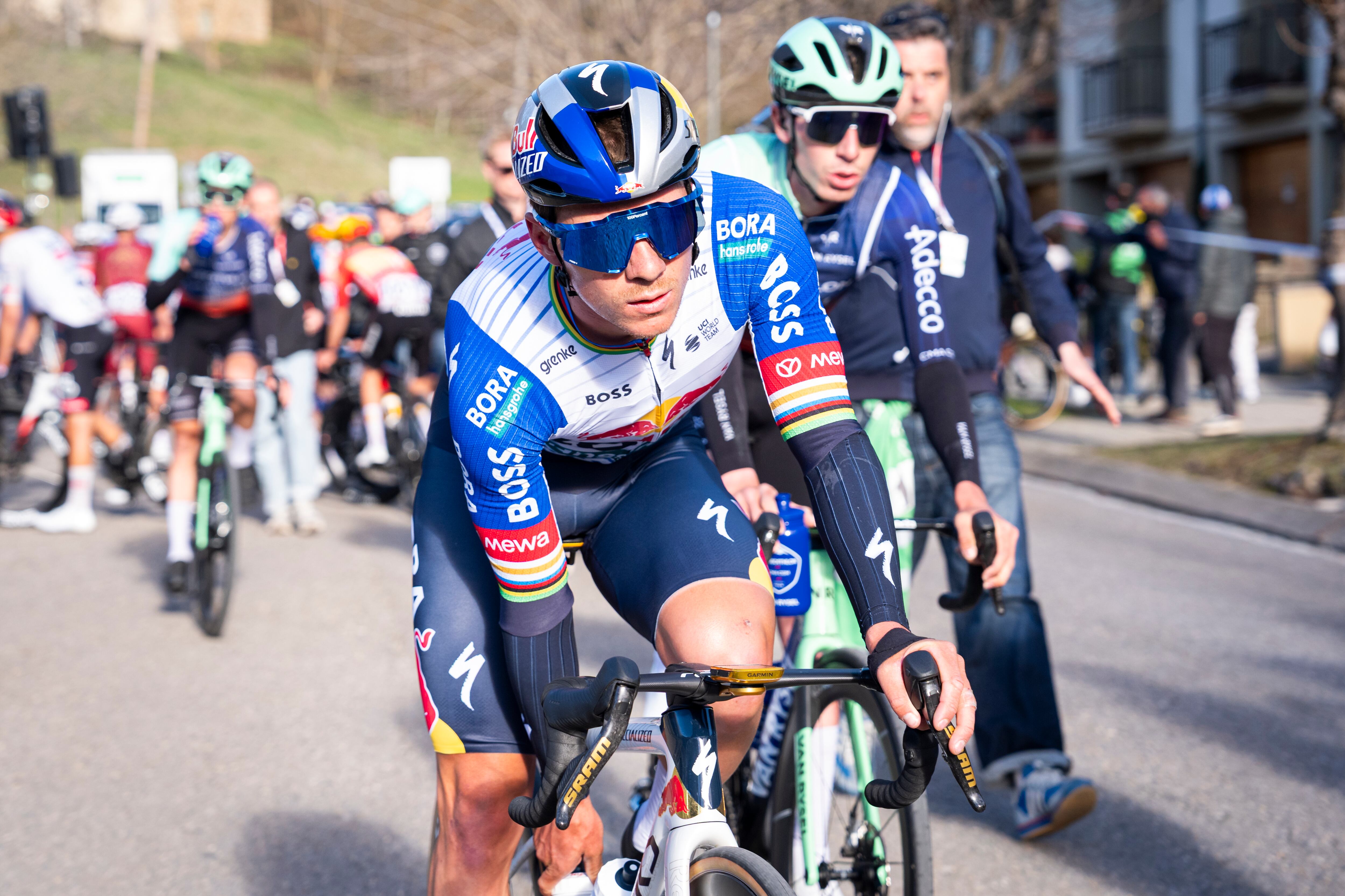 El pelotón ciclista corre en la Volta con un termómetro a cuestas