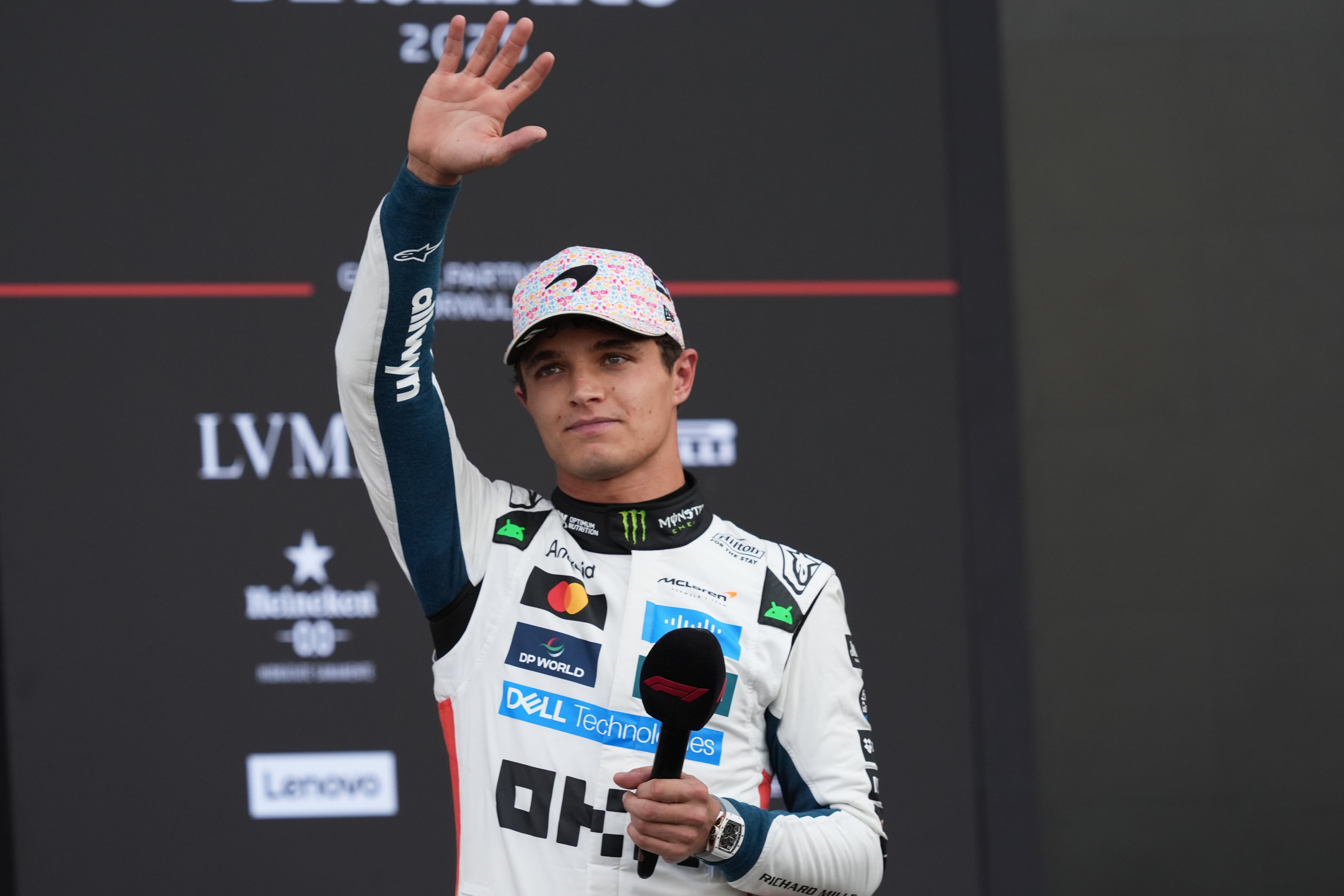 Los Ferrari van con Norris