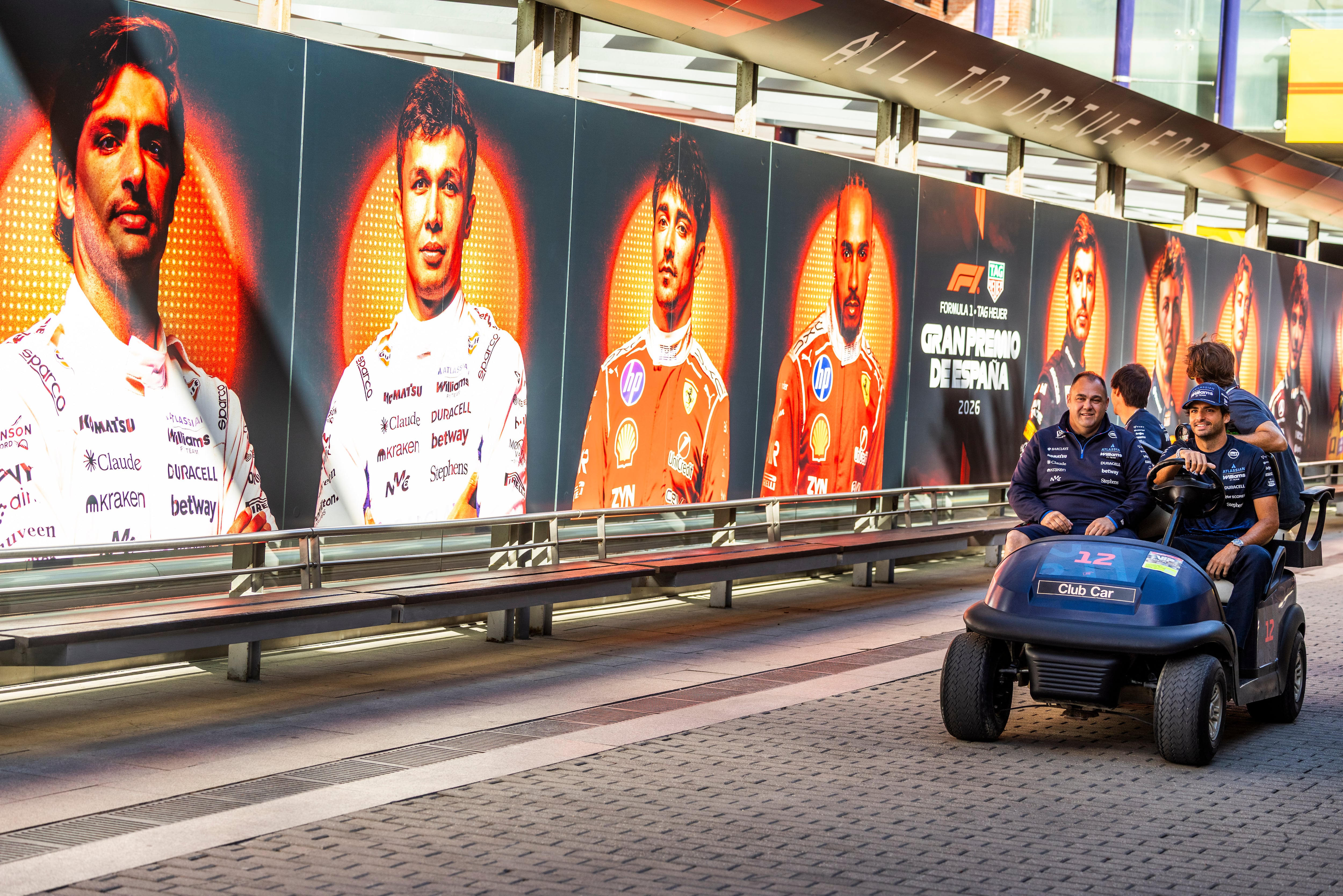 El ‘paddock’ con más vips de Europa: Sainz en ‘buggy’, el ‘teckel’ de Leclerc y Alonso en patinete