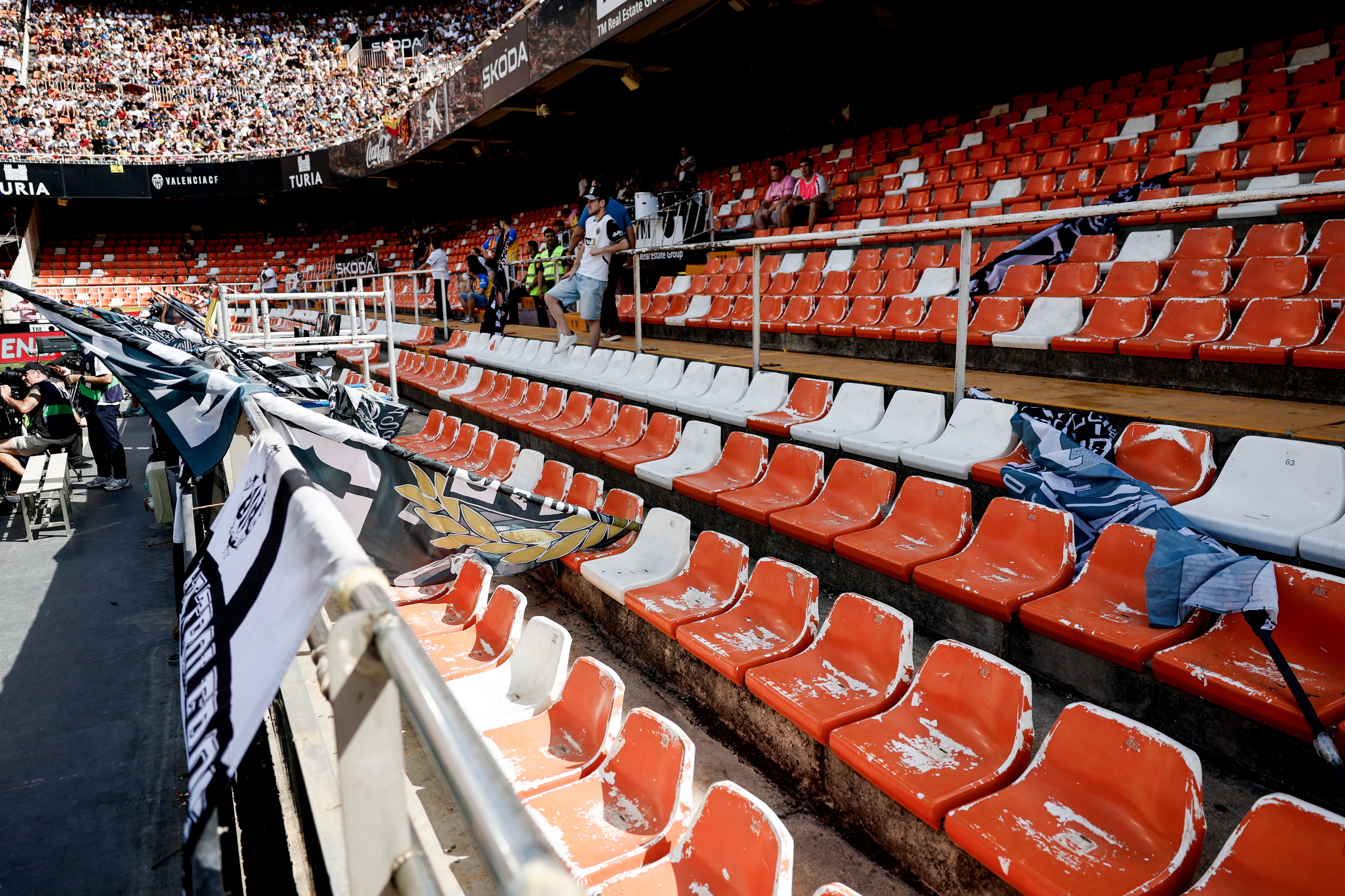 La afición de Mestalla carga contra el palco y el equipo y Corberán responde: “Este partido nos deja a todos tocados”