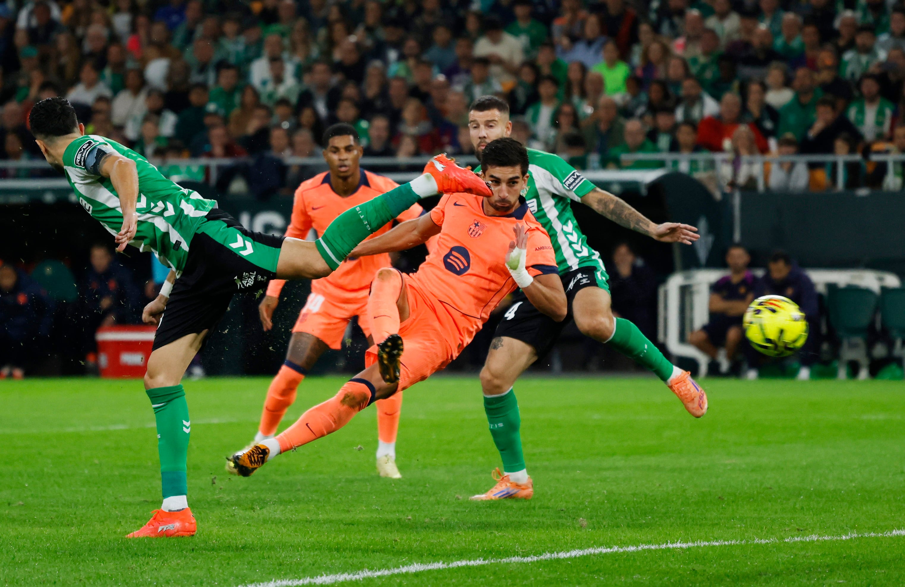 El Barça se explica con los goles: vence al Betis con autoridad y consolida el liderato en la Liga