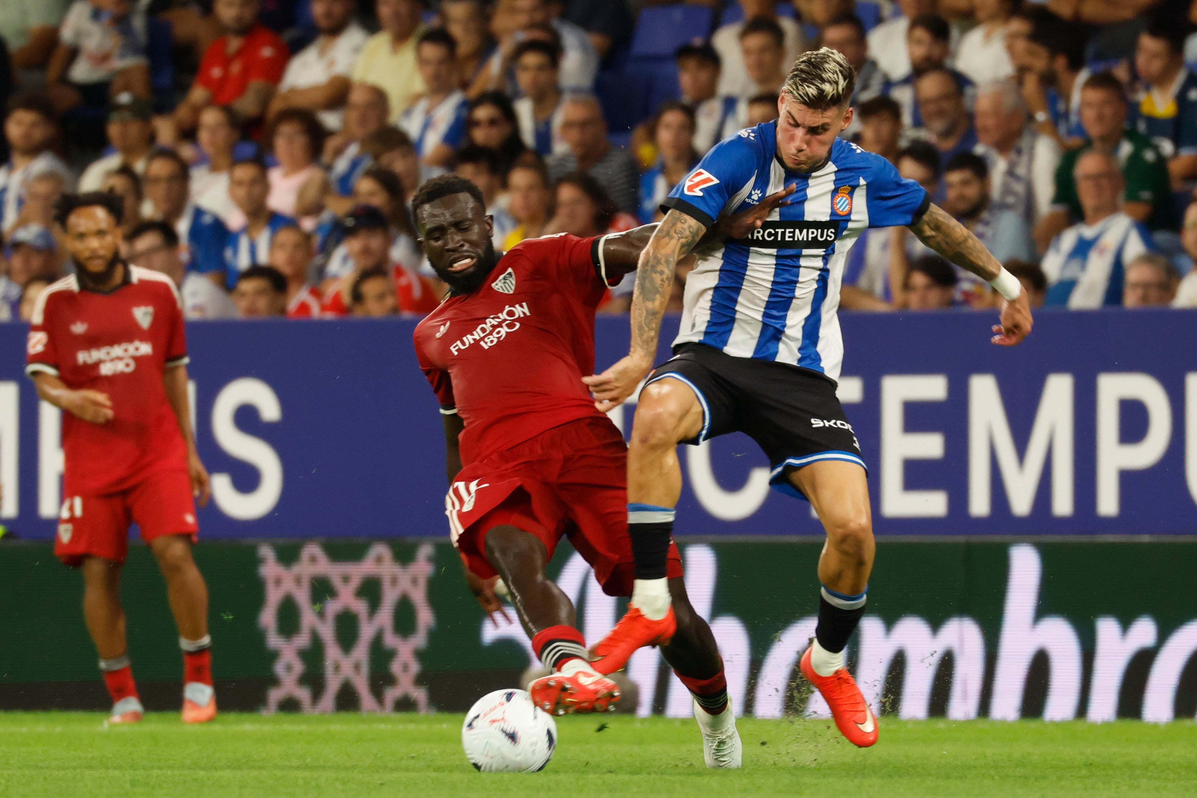 El Espanyol rescata un punto de infarto ante un Sevilla que resistió con uno menos