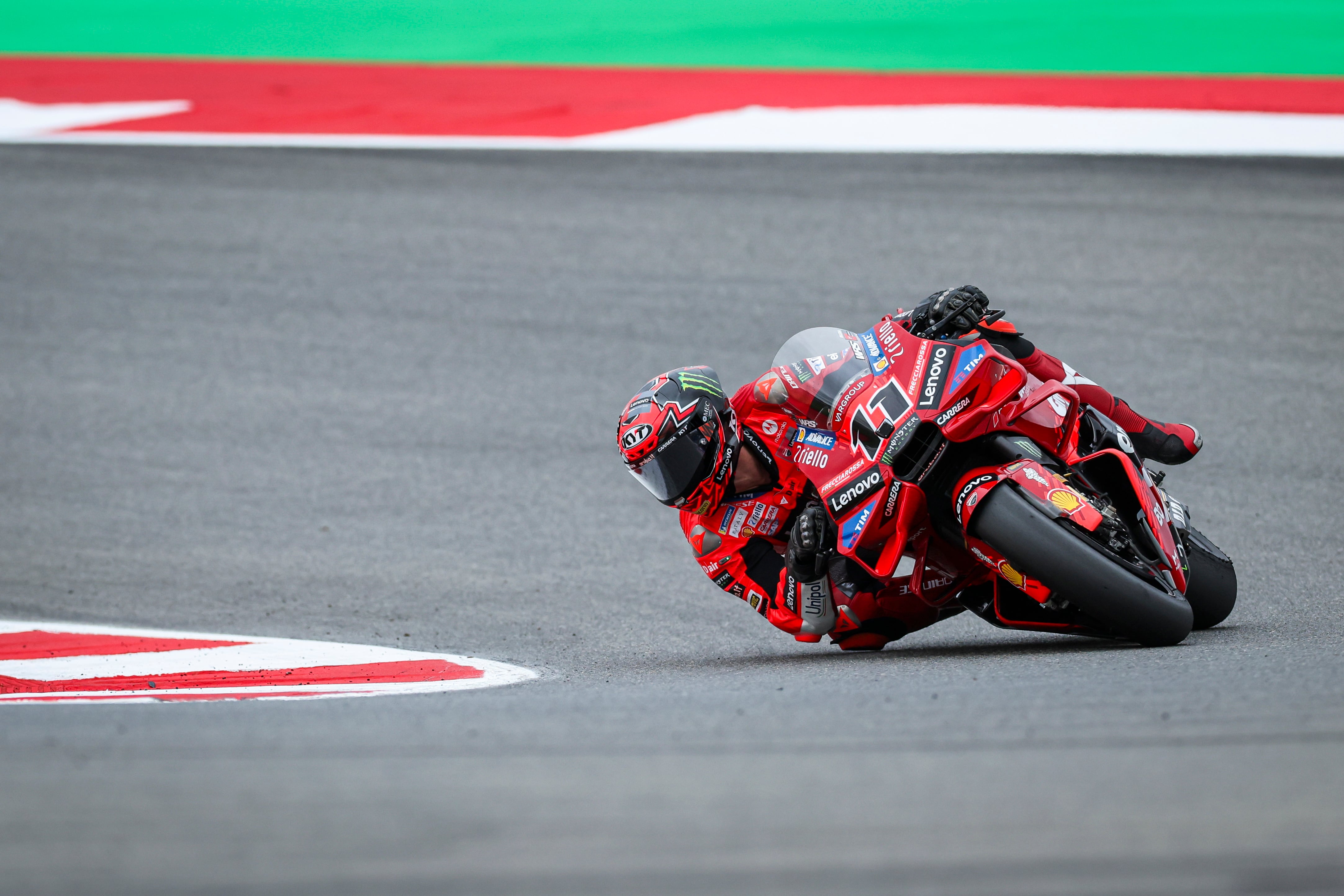 ¿Qué se siente al pilotar la moto del campeón del mundo? Menos disfrute del que cabría esperar