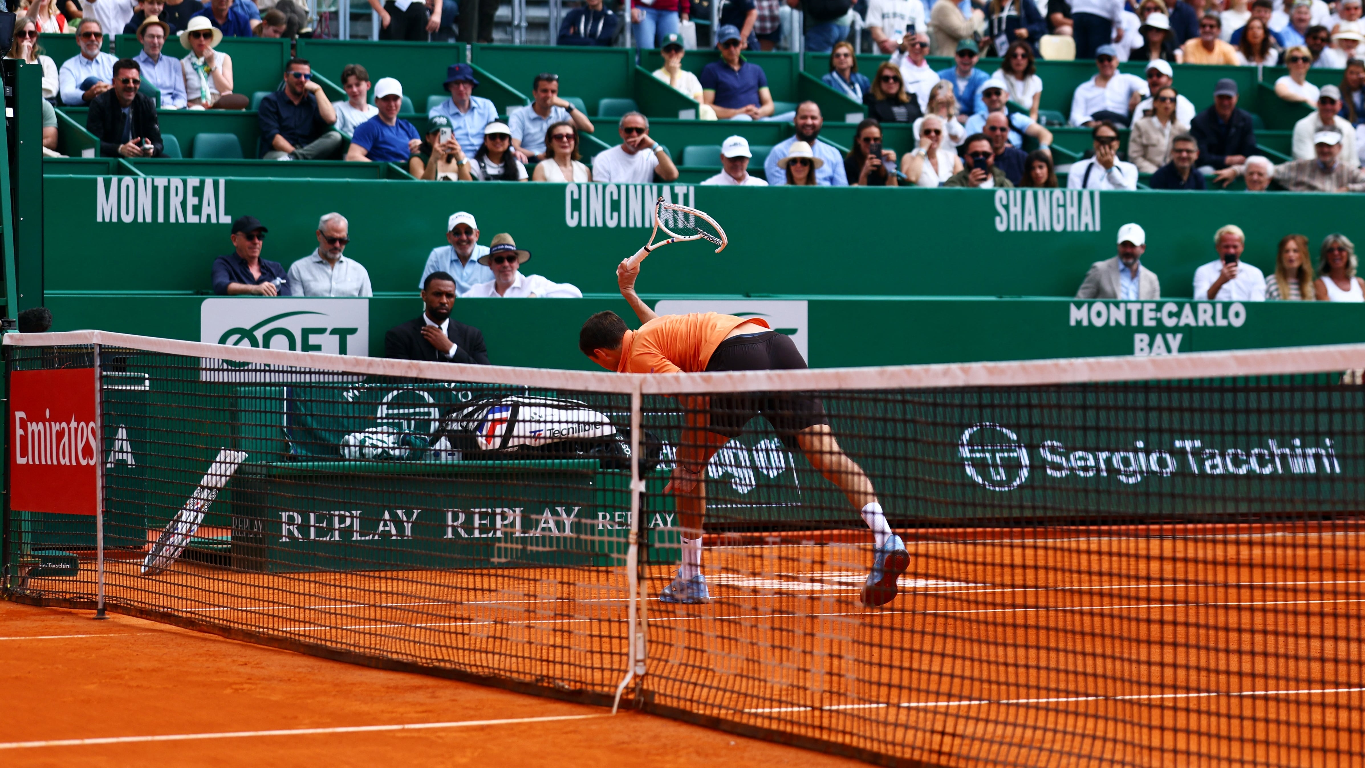 El último ‘circo’ de Medvedev: doble 6-0 y raquetazos al ritmo de “¡oooooooooolé!”