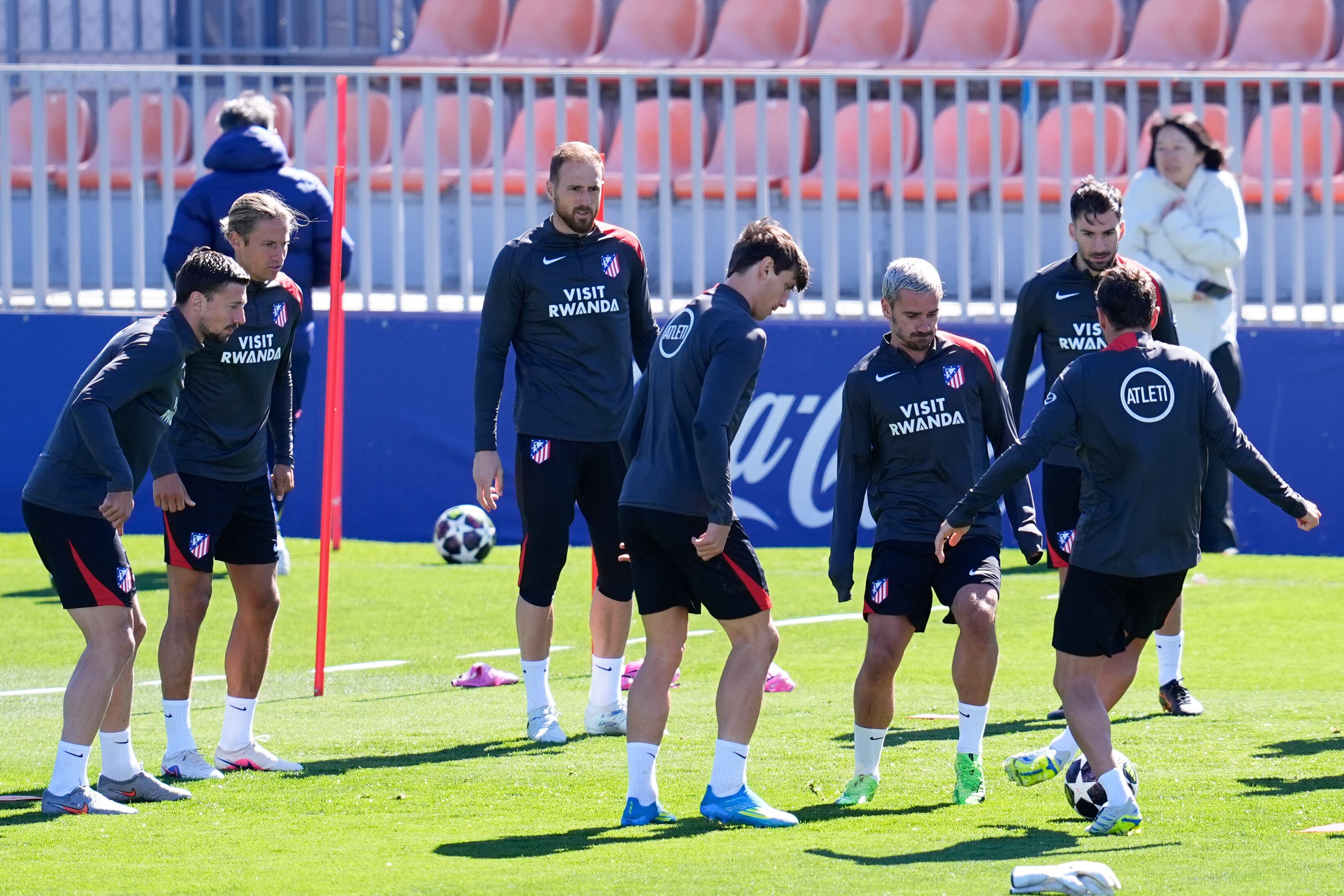 El dilema de Simeone, entre las manos de Oblak o el buen pie de Musso 