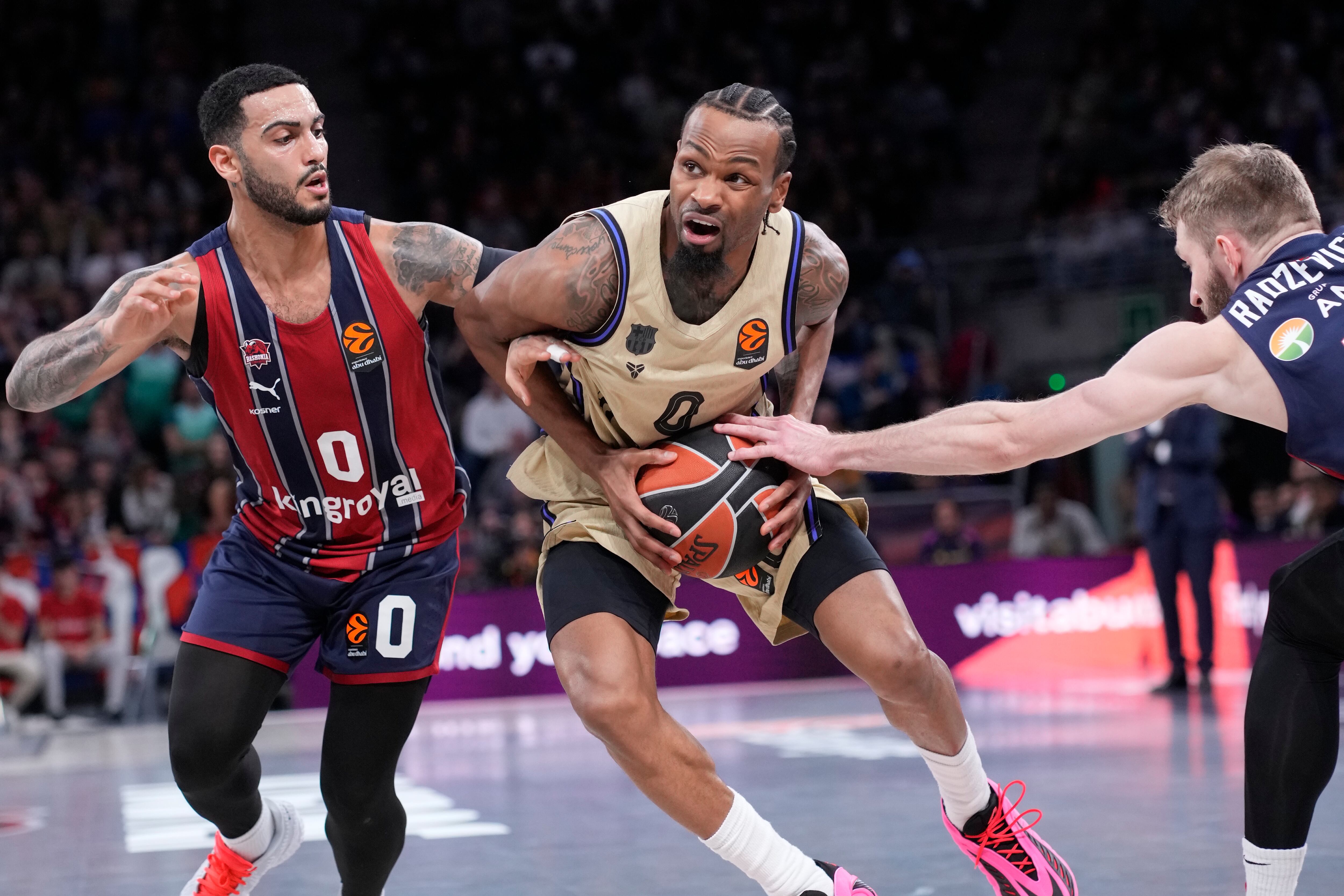 El Barcelona vuelve a ganar y frena el empuje del Baskonia en el Buesa Arena